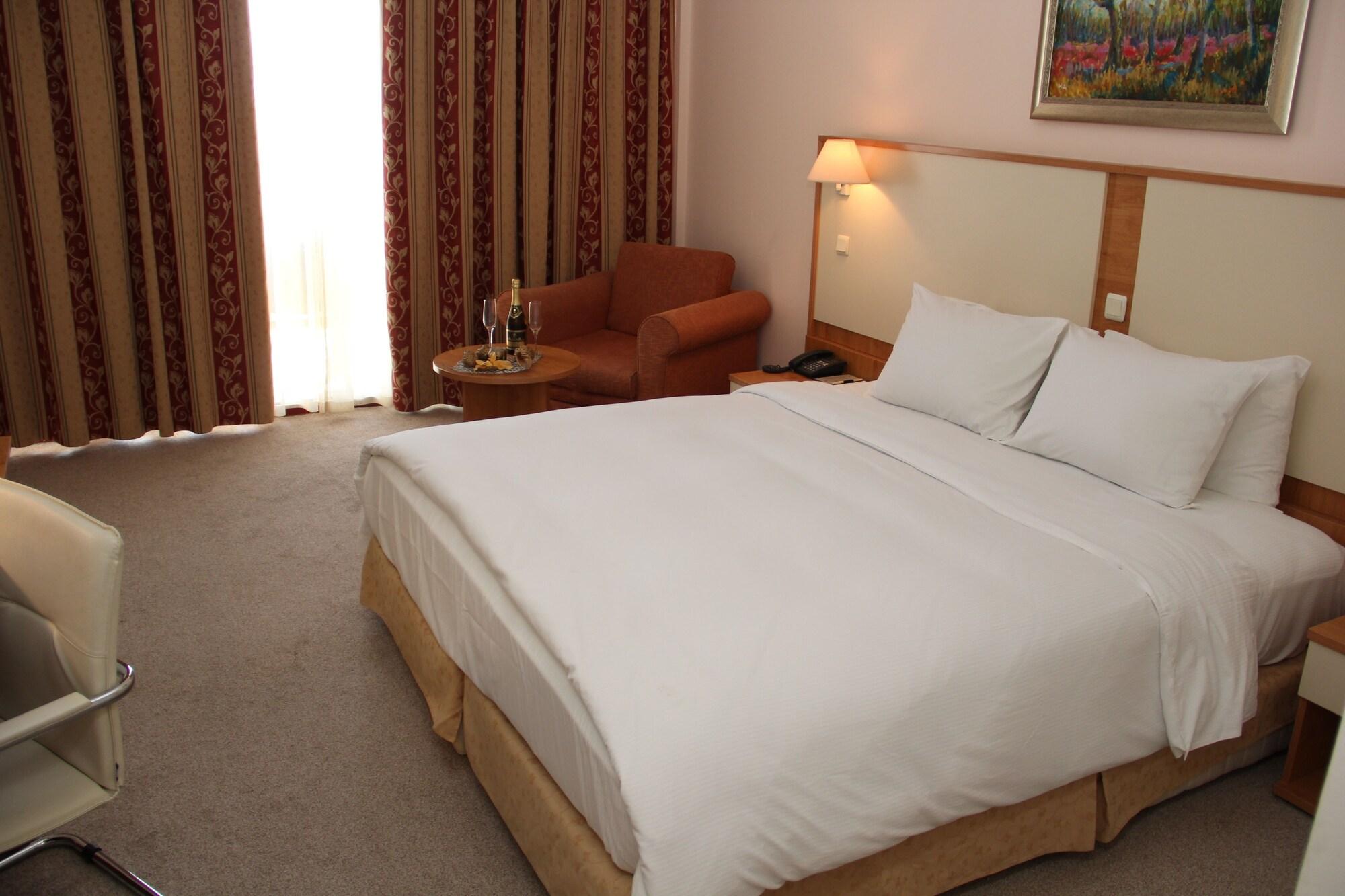 Apollo Spa Resort - Ultra All-Inclusive , Pools & Free Beach, Individual Ac In Every Room Golden Sands Exterior photo