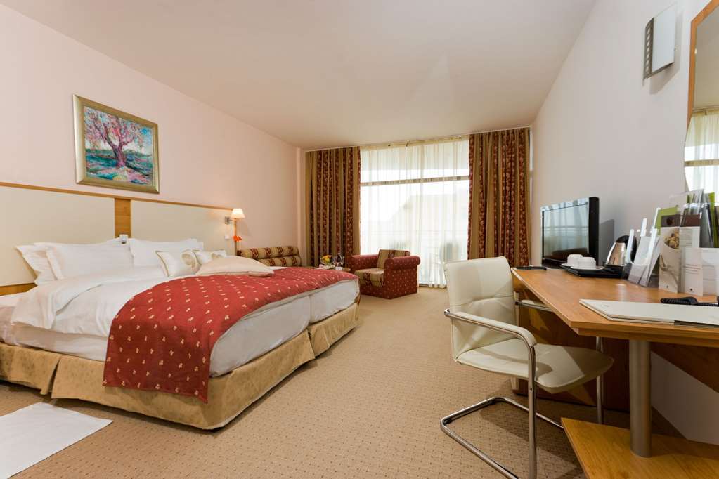 Apollo Spa Resort - Ultra All-Inclusive , Pools & Free Beach, Individual Ac In Every Room Golden Sands Room photo